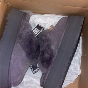 Ugg slippers very comfortable can’t fit never worn